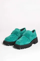 Mocasines de gamuza color tostado, con suela gruesa negra de goma con plataforma y diseño track.