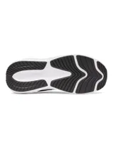 Championes Under Armour modelo Surge 5 de color negro, con parte superior de malla transpirable, suela gruesa de amortiguación blanca y el logotipo de la marca delineado en blanco en el lateral.