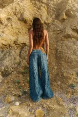 Jean de tiro medio con corte oversize y diseño de pierna ancha. Confeccionado en denim de algodón con estampado láser efecto acebrado.