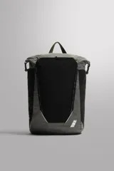 Mochila deportiva multiuso de 25 litros, confeccionada en tejido técnico. Cuenta con compartimento principal con cierre enrollable, bolsillos planos frontales y laterales, parte posterior acolchada, asa de mano y correas de hombro ajustables con hebilla de liberación rápida.