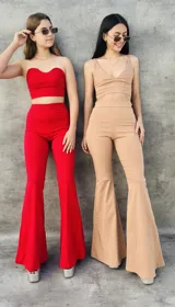 Pantalón Oxford de tiro alto, color rojo, con corte ajustado en la parte superior y acampanado en la parte inferior.