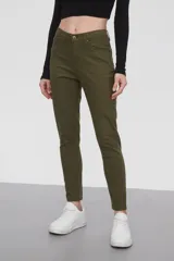 Pantalon de jean negro, corte skinny y tiro medio, con cierre frontal y bolsillos laterales.