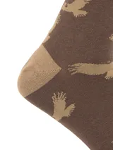 Calcetines de hombre color marrón con estampado de águilas en tono beige. Confeccionados en fibra de bambú, son de largo medio y tienen el logo de la marca en la parte superior y en la punta.