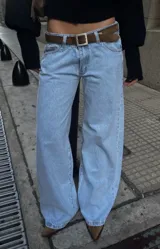 Pantalón de jean estilo wide leg con tiro bajo, corte amplio y relajado, con bolsillos traseros clásicos.