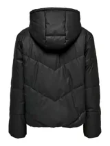 Campera puffer corta, color negro, con capucha fija y cierre frontal de cremallera. Presenta un diseño acolchado con costuras en forma de zigzag y puños internos en las mangas.