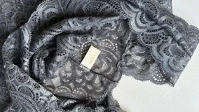 Topcito tipo bralette de encaje negro con escote en V profundo y tirantes anchos. El encaje es elastizado para un ajuste cómodo.