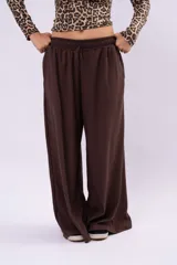 Pantalón wide leg negro de cintura elástica, confeccionado en algodón con lycra, de corte holgado y caída fluida.