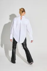 Pantalón semi oxford de ecocuero negro, tiro alto y cierre metálico lateral. Presenta un recorte arriba de la rodilla.