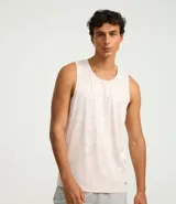 Musculosa deportiva de hombre, corte regular, con cuello redondo y estampado abstracto en tono claro. Posee tecnología Dry para mayor transpirabilidad.