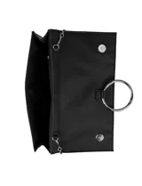 Cartera tipo clutch de cuero sintético negro, con solapa frontal y herraje metálico circular plateado.
