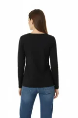 Remera de manga larga color beige, con cuello redondo y estampado frontal con efecto foil metalizado y texto.