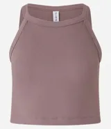 Blusa tipo crop top color verde oliva, confeccionada en tejido rib acanalado, con cuello halter y diseño sin mangas.