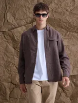 Overshirt de textura tipo tweed en color marrón, con cuello clásico, cierre frontal de botones y bolsillo en el pecho.