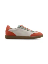 Sneaker acordonado de cuero con diseño multicolor en tonos gris, naranja y verde menta, con suela texturizada color miel y pas cordones al tono.