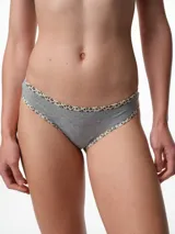 Bombacha tipo bikini de tiro medio confeccionada en algodón gris con textura acanalada. Presenta bordes con ribete estampado animal print y fundillo de algodón.