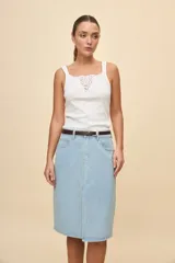 Falda midi de jean color negro, de corte recto con abertura central en la parte delantera, bolsillos y cierre con botón metálico.
