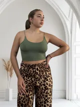 Musculosa de lycra con tirantes finos.