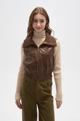 Chaleco cropped de eco-cuero color marrón, con cierre frontal, cuello solapa y bolsillos con cierre en el pecho.