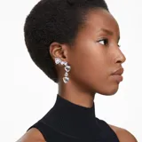 Caravanas ear cuff plateadas con cristales transparentes de diferentes tallas.