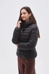 Campera puffer negra de nylon con diseño acolchado, cierre frontal y capucha integrada.