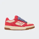 Championes Vans modelo Upland de estilo retro inspirado en los años 90. Presentan una combinación de colores rojo y beige, con paneles de gamuza y cuero. Incluyen cordones anchos estampados con diseño en zigzag, cuello y lengüeta acolchados, y el logotipo Flying V en el lateral. La suela es de goma color caramelo con plataforma.