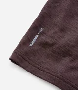 Remera deportiva térmica de manga larga color negro, con cuello alto y cremallera frontal. Presenta sisas raglán y recortes, sin estampado.