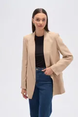 Blazer negro de corte holgado con cuello solapa y bolsillos frontales.