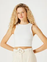 Top corto blanco de tela acanalada, con cuello redondo y sisas anchas.