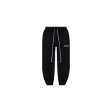 Pantalón de jogging Fear of God Essentials en color negro, de corte relajado con puños elásticos en los tobillos, cintura elástica con cordones largos en tono beige y logo estampado en la pierna izquierda.