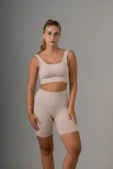 Short deportivo azul marino de tiro alto, con calce ajustado y cintura ancha.