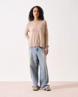 Sweater gris de cashmere con silueta relajada, cuello redondo abierto y sisa caída. Presenta detalles acanalados en el ruedo y los puños, y un sutil diseño vertical en el centro delantero.