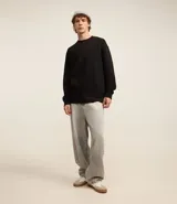 Sweater color beige de algodón y poliéster, de corte holgado, cuello redondo y mangas largas.