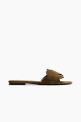 Sandalias planas de gamuza color marrón con tiras anchas cruzadas y puntera cuadrada.