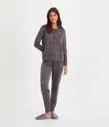 Pijama largo de plush gris con estampado de lunares blancos y corazones rojos. Incluye una blusa de manga larga con cuello redondo y un pantalón con puños ajustados.