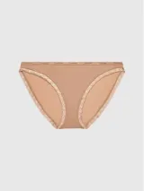 Bombacha bikini color piel con cintura elástica con logo Calvin Klein y ribetes de encaje floral.