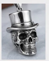 Collar de acero inoxidable con cadena de eslabones y dije colgante en forma de calavera con sombrero de copa.