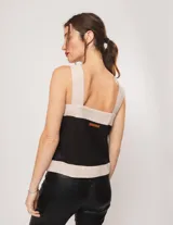 Top fucsia de lino con breteles anchos y diseño de franjas combinadas en rojo.