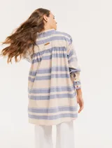 Camisa oversize con cuello mao, puño grueso y frunces en la espalda. Diseño a rayas horizontales azules y beige.