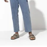 Sandalias Birkenstock modelo Arizona en color gris, con dos tiras ajustables con hebillas metálicas y plantilla de corcho anatómica.