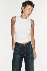 Jeans de tiro alto y estilo wide leg, con diseño de cinco bolsillos, lavado oscuro con efecto desgastado, pierna ancha larga y bajo sin costuras.
