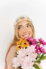 Gorro estilo bohemio tejido en crochet con diseño de red, color beige.