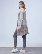 Cárdigan largo tejido con estampado animal print en tonos rosa, negro y marrón. Tiene bolsillos delanteros y está confeccionado en rayón.