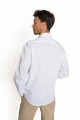 Camisa celeste de lino y algodón, de manga larga y corte clásico.