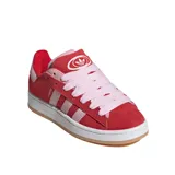 Championes Adidas Campus 00S Double W, color rojo con detalles en rosa, confeccionados en gamuza, con suela blanca y cordones rosas.