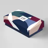 Billetera mediana de cuero sintético con diseño de franjas horizontales en tonos degradados de gris. Cuenta con un compartimento principal con cierre perimetral, ocho ranuras para tarjetas y espacio para billetes.