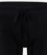 Bermuda deportiva masculina de microfibra, color negro, con corte running y perforaciones. Posee cintura elástica con cordón ajustable.