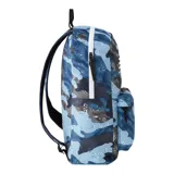 Mochila New Balance con estampado de camuflaje en tonos azules y grises, logo de la marca en blanco, asa de mano superior y tirantes acolchados ajustables.