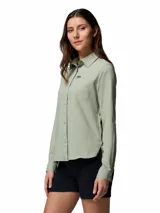 Camisa de manga larga Columbia, color verde claro, con cuello clásico, cierre frontal de botones y bolsillo pequeño en el pecho con logo de la marca.