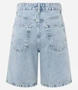 Bermuda regular de jeans celeste con cintura alta, bolsillos delanteros y traseros, cierre con botón y cremallera.