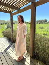 Vestido camisero amplio y largo color marrón chocolate, fabricado en Italia, con botones de nácar, cuello camisero y bolsillos laterales.